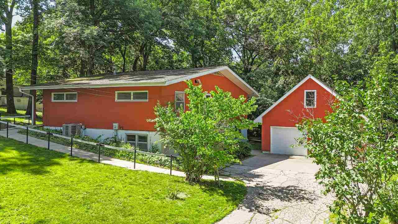 Property Photo: 1639 Ridge Rd IA 52245
