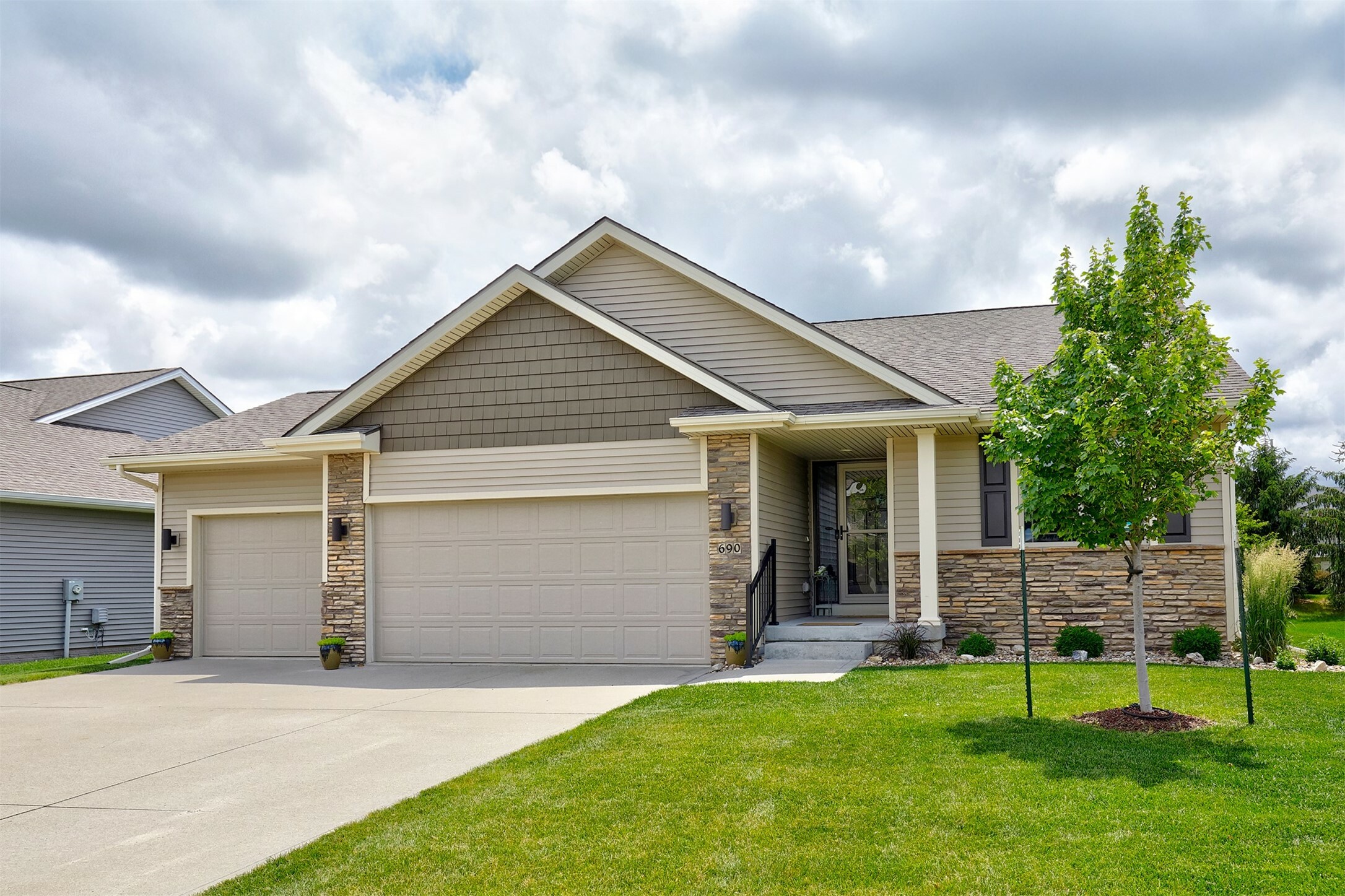 Property Photo: 690 SE Driftwood Lane IA 50263