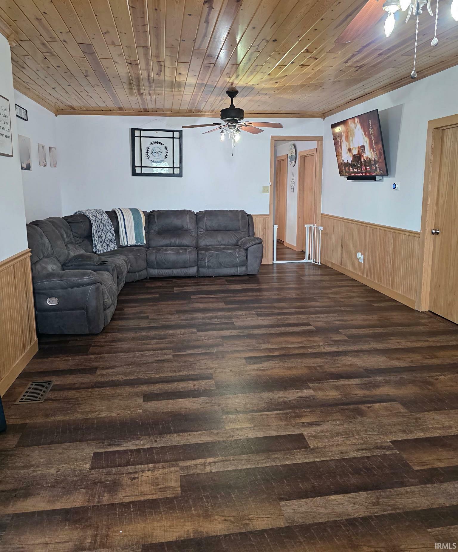 Property Photo: 826 SE 2nd Street IN 47501
