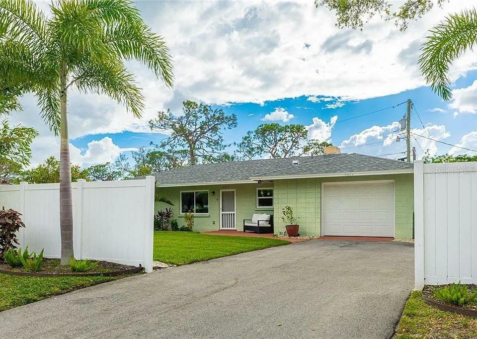Property Photo: 4817 Sarasota Avenue FL 34234