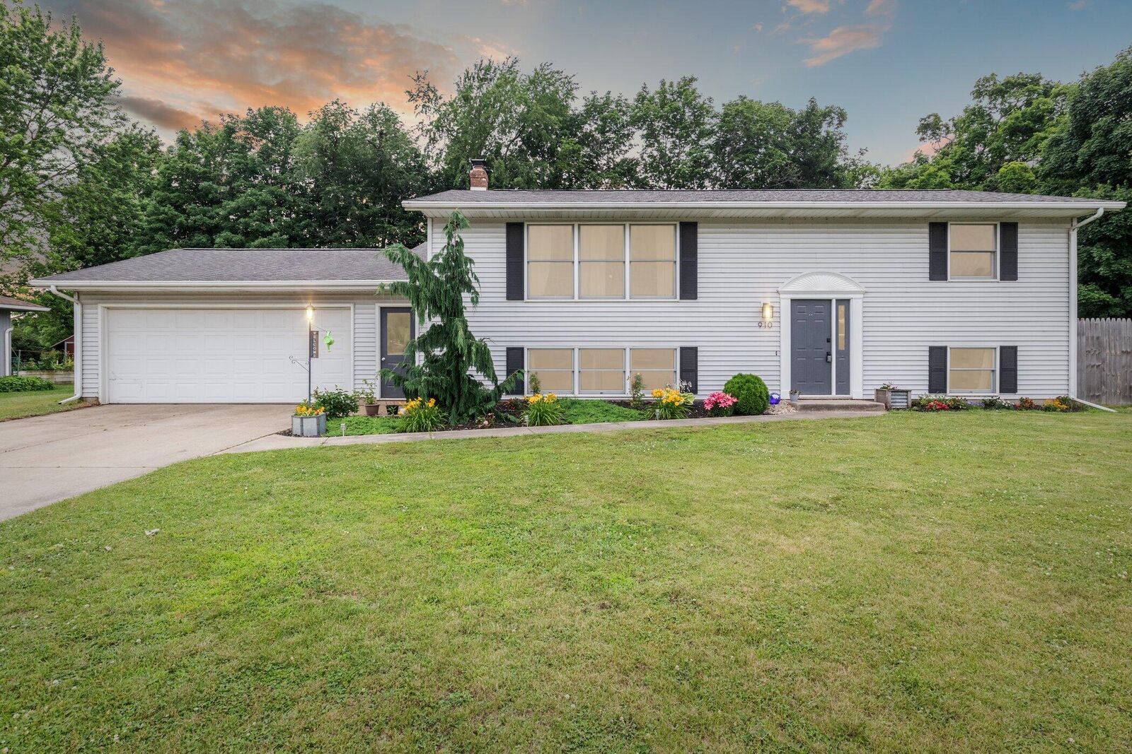Property Photo:  910 Vicker Street  MI 49097 