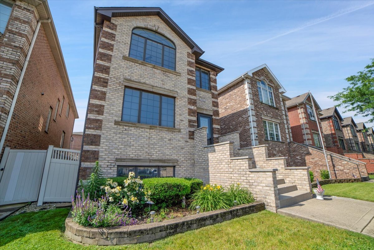 Property Photo:  6825 W 64th Place  IL 60638 