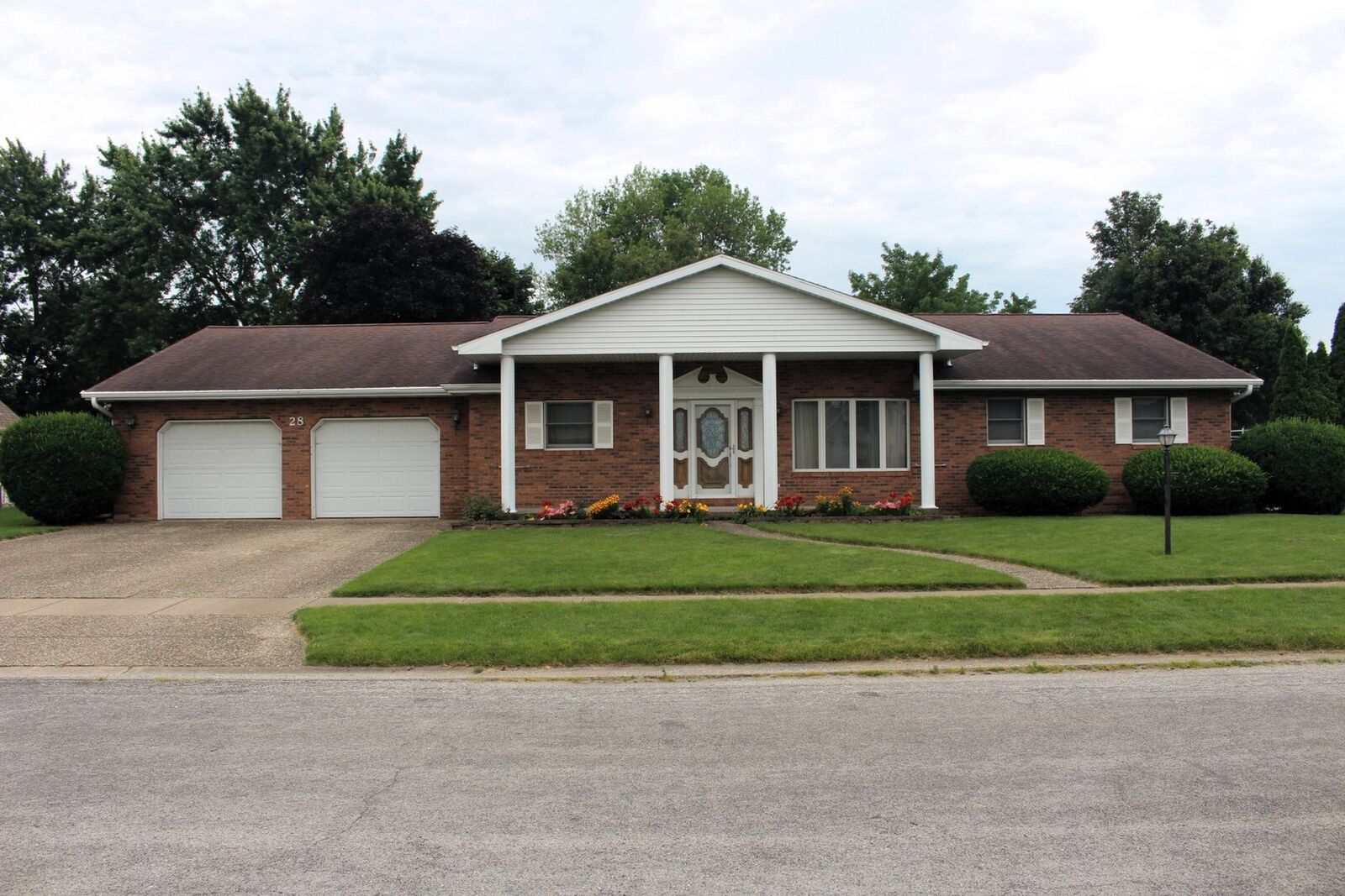 Property Photo:  28 Manorhill Drive  IL 61727 