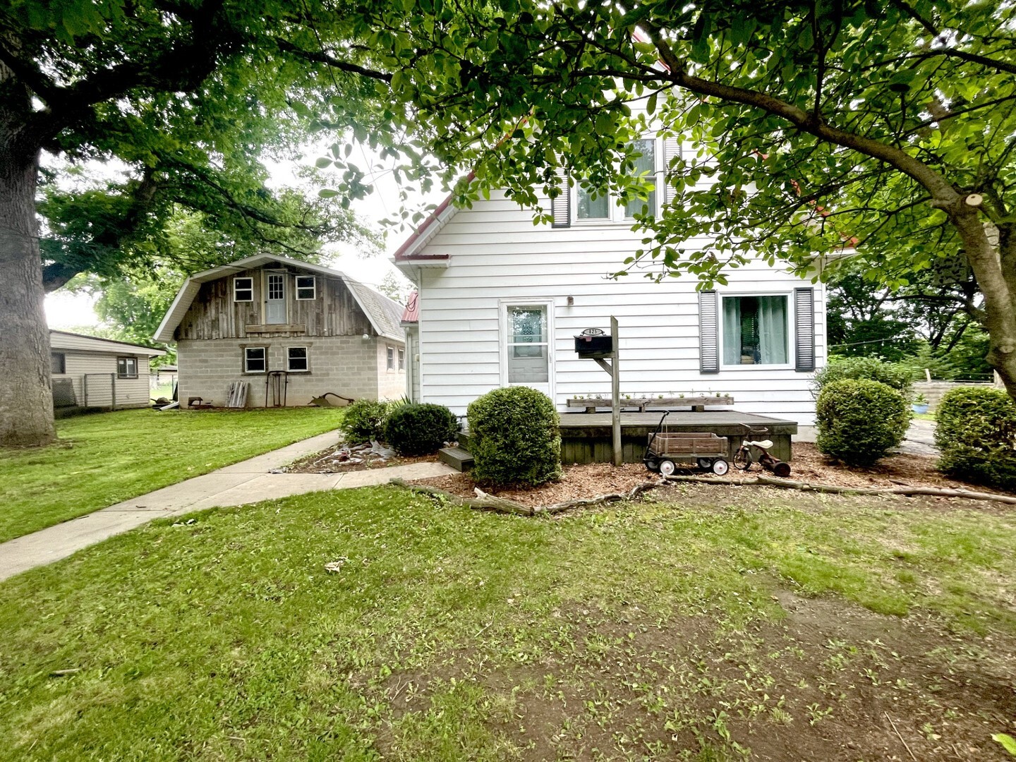 Property Photo:  825 Swift Avenue  IL 61348 