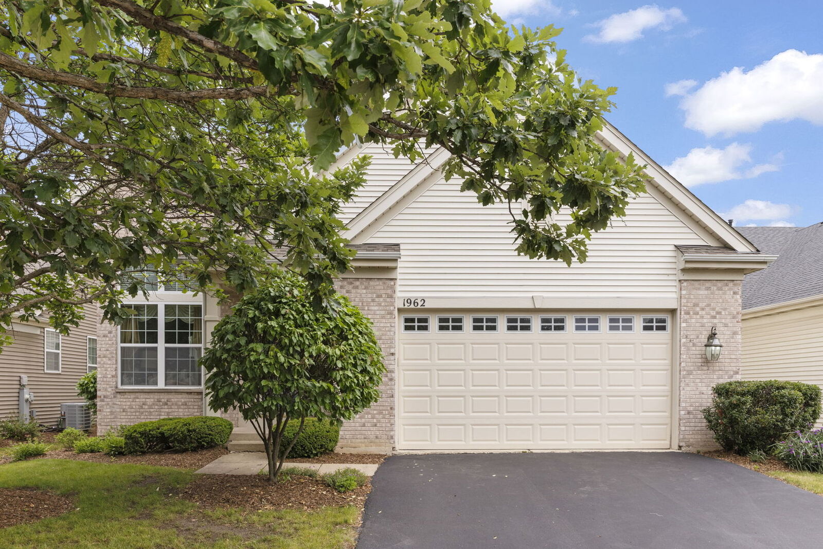 Property Photo: 1962 Highbury Lane IL 60502