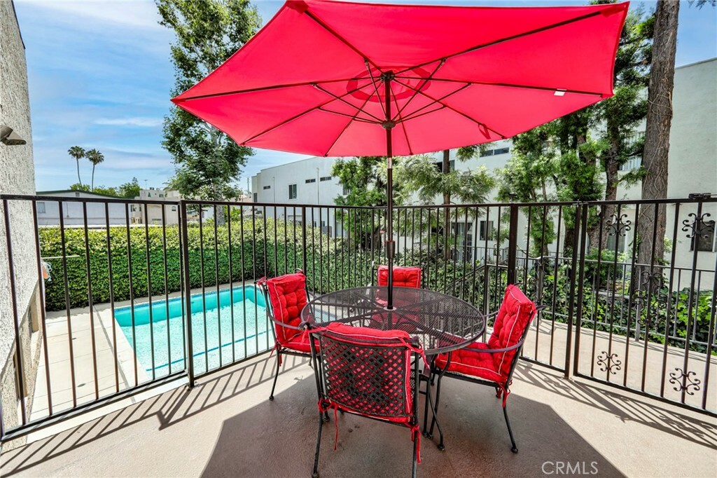 Property Photo: 11100 Acama Street 16 CA 91602