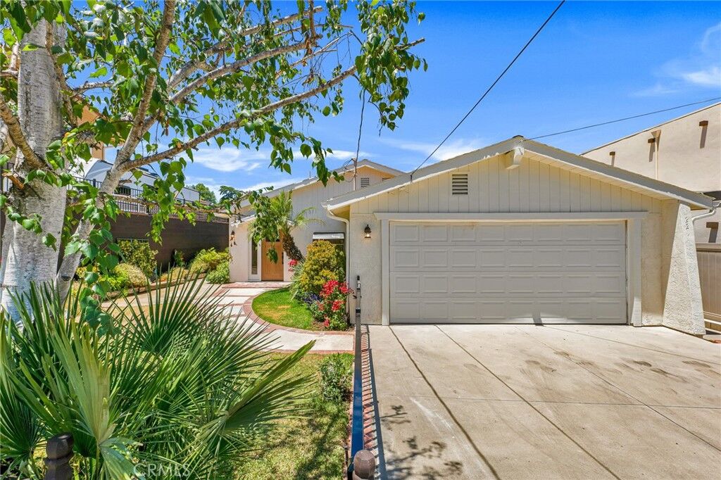 Property Photo:  221 Acacia Lane  CA 91320 