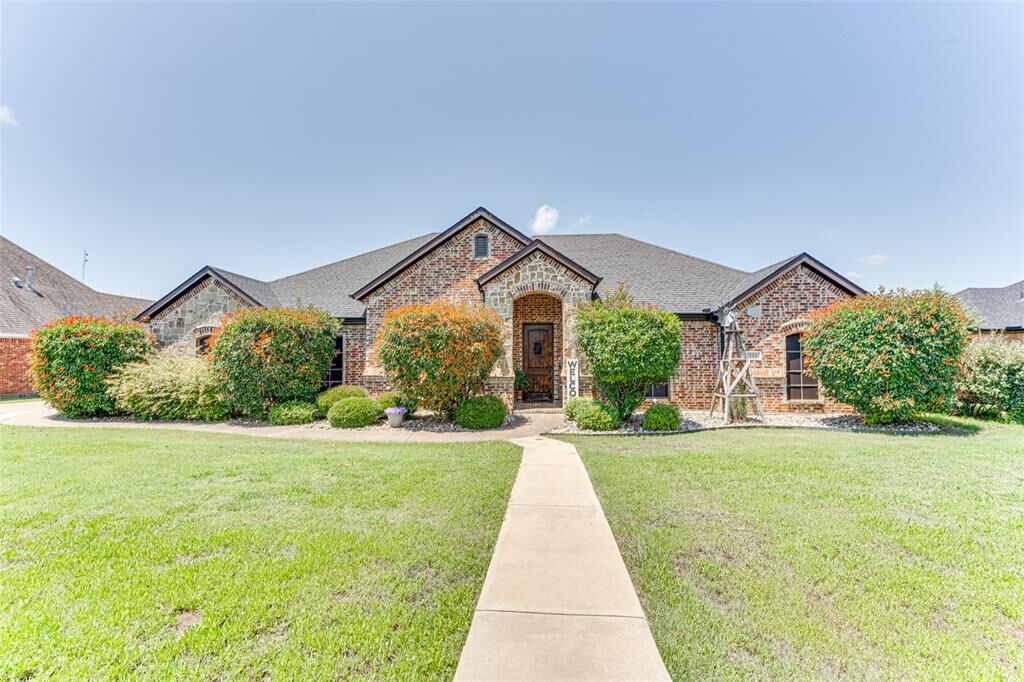 Property Photo: 144 Berkshire Lane TX 75165