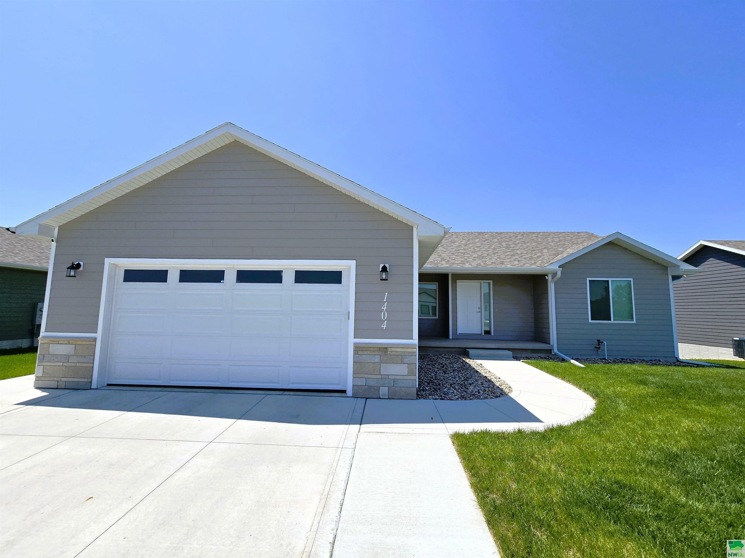 Property Photo: 1404 Country Club Dr SD 57025