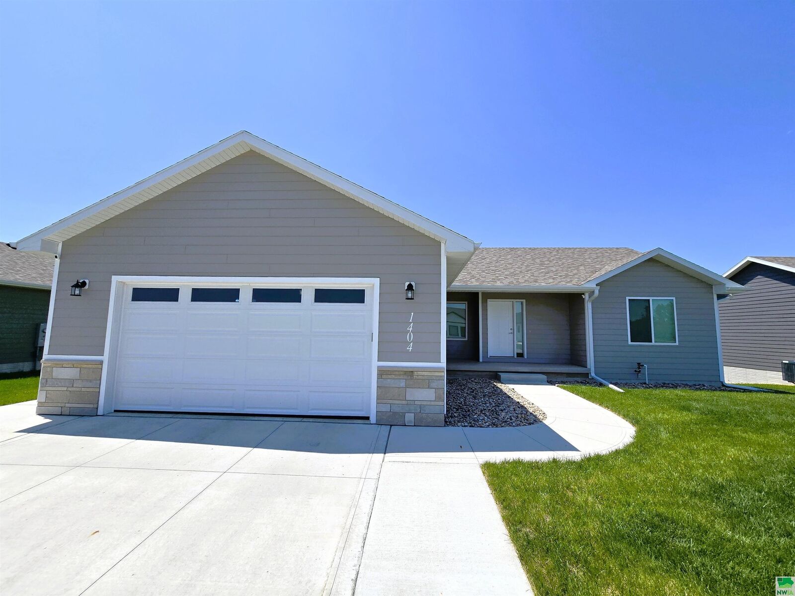 Property Photo:  1404 Country Club Dr  SD 57025 
