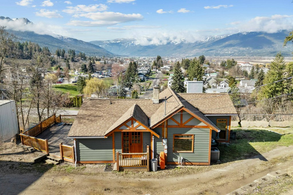 1321 10 Avenue NE  Salmon Arm BC V1E 2V6 photo