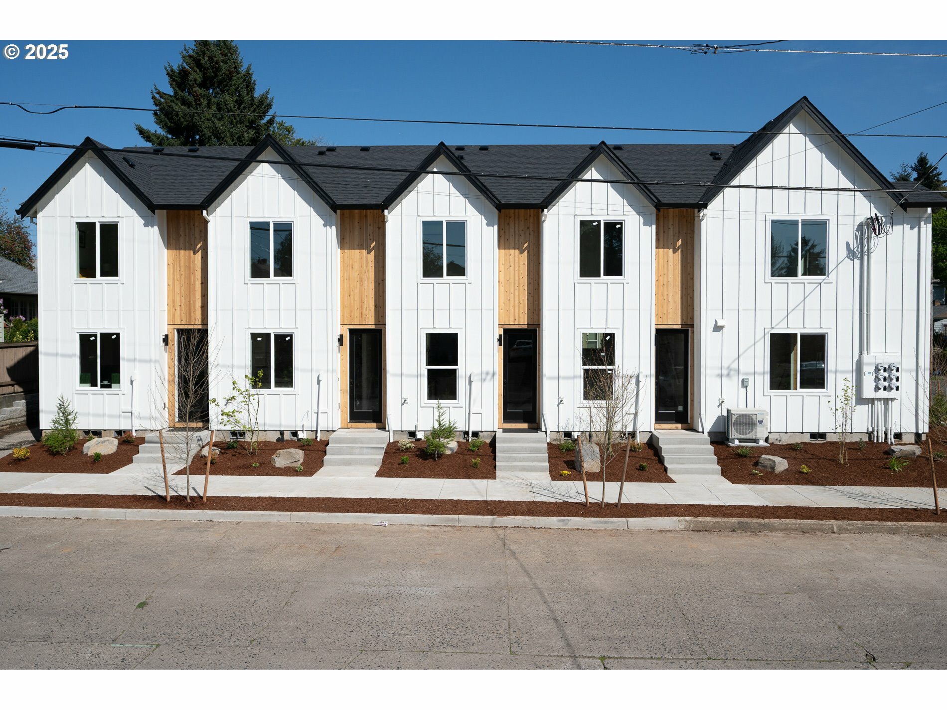 Property Photo:  310 NE 58th Ave  OR 97213 