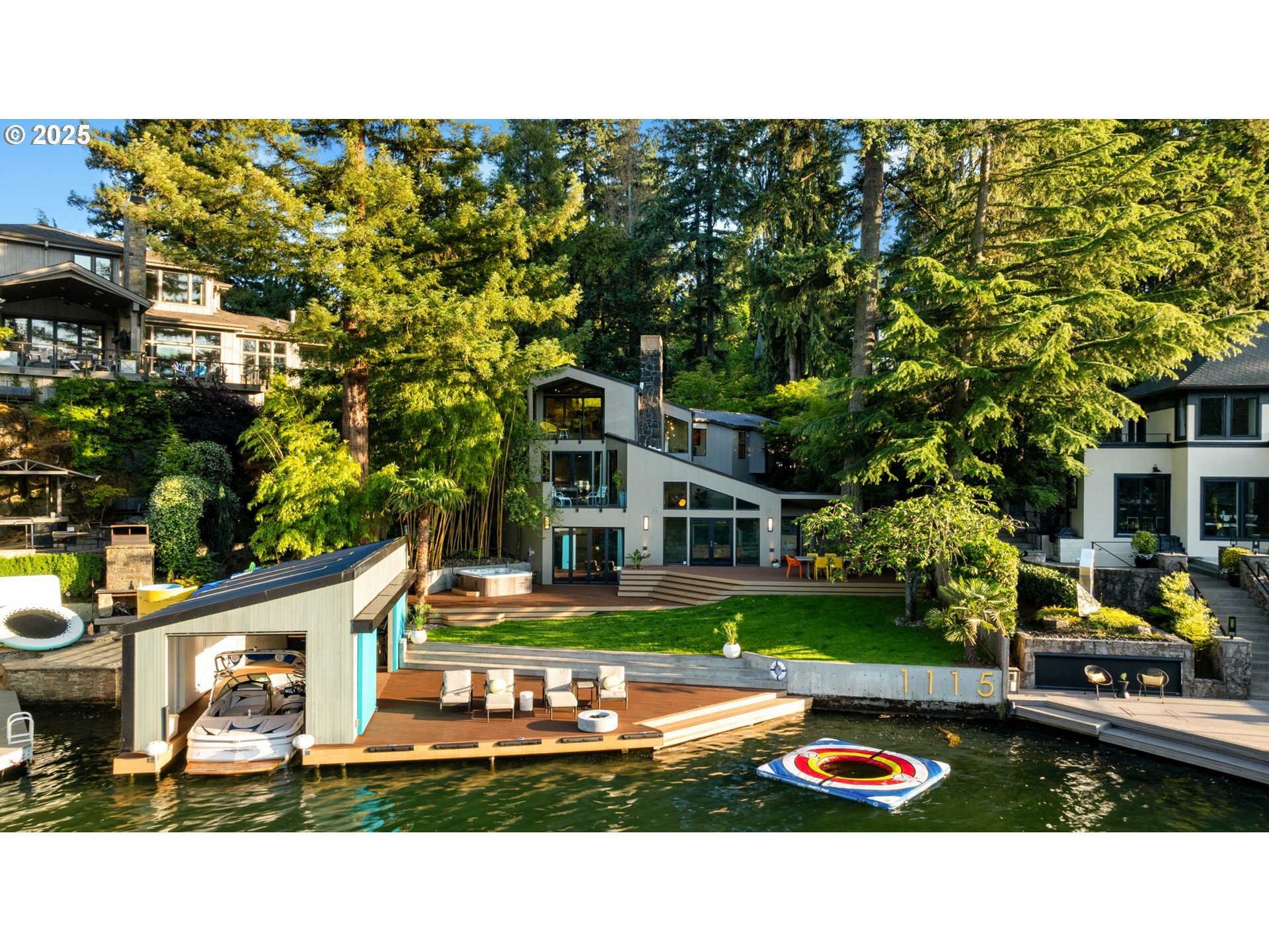 Property Photo: 1115 Lake Front Rd OR 97034
