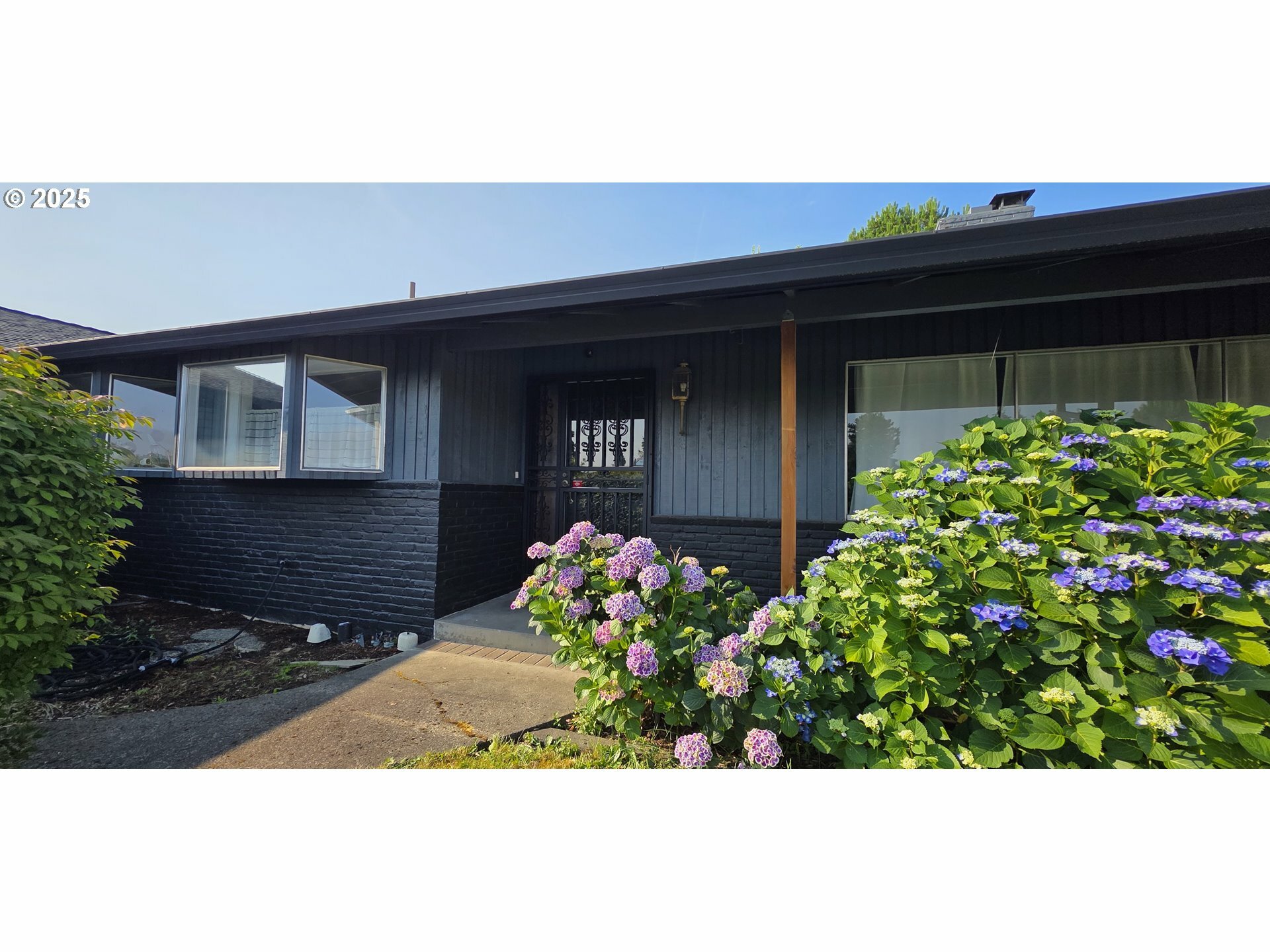 Property Photo:  14128 NE Rose Pkwy  OR 97230 