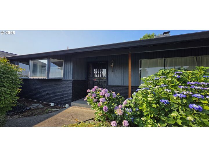 Property Photo:  14128 NE Rose Pkwy  OR 97230 