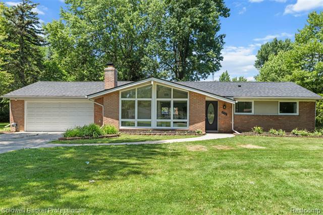 Property Photo: 476 Kirk Lane Drive MI 48084