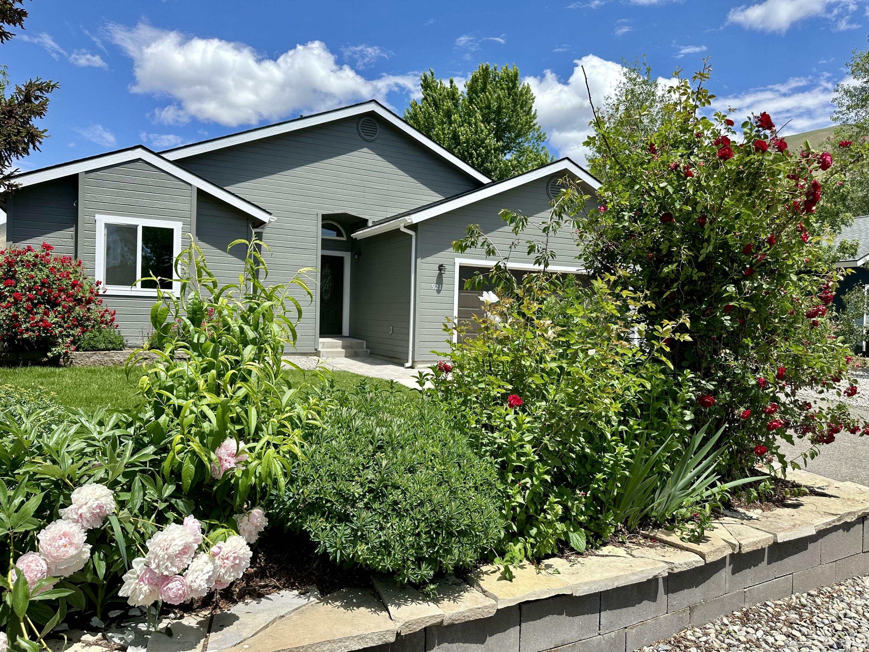 Property Photo: 921 Snowflake Dr ID 83333