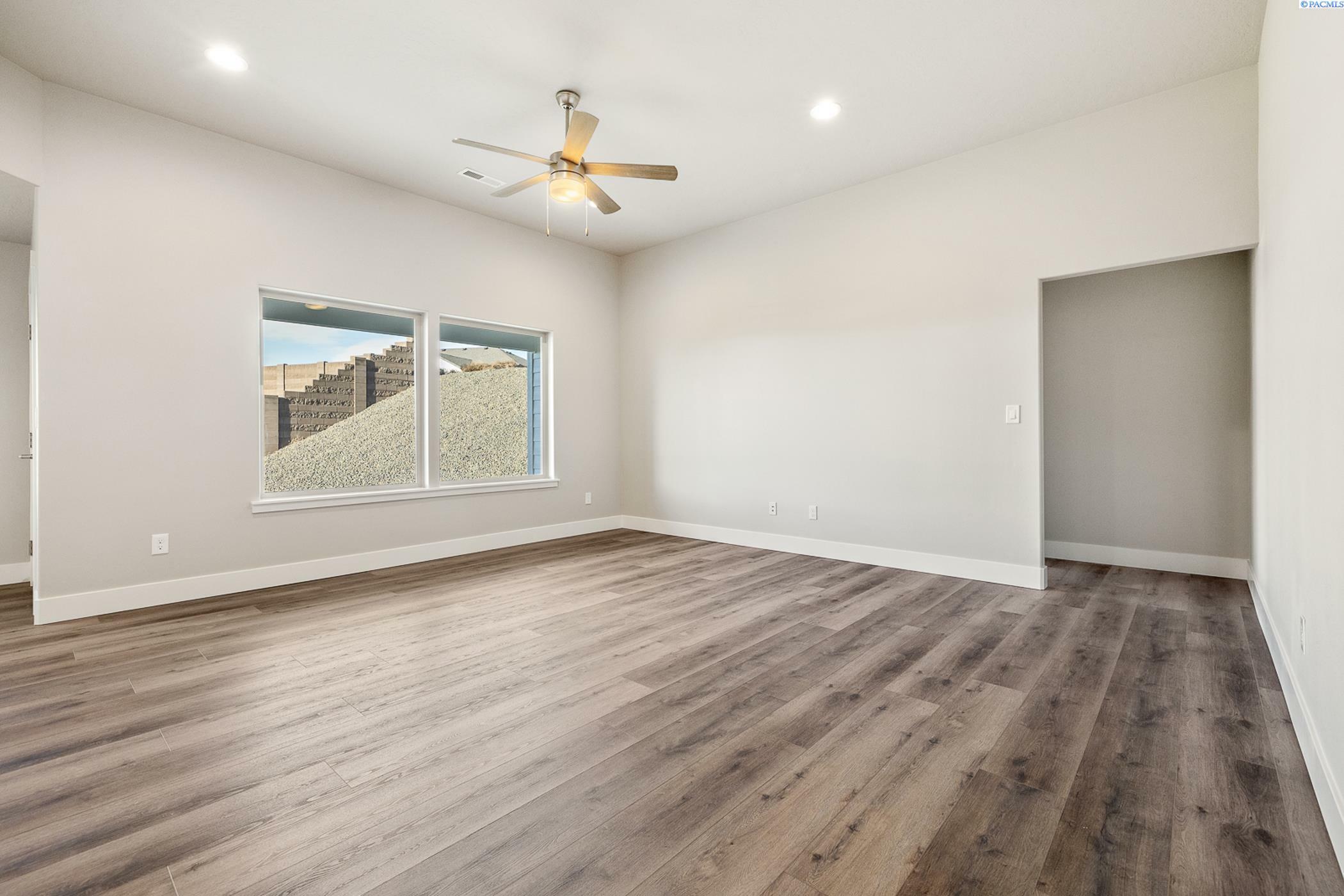 Property Photo: 3054 S Quay St WA 99338