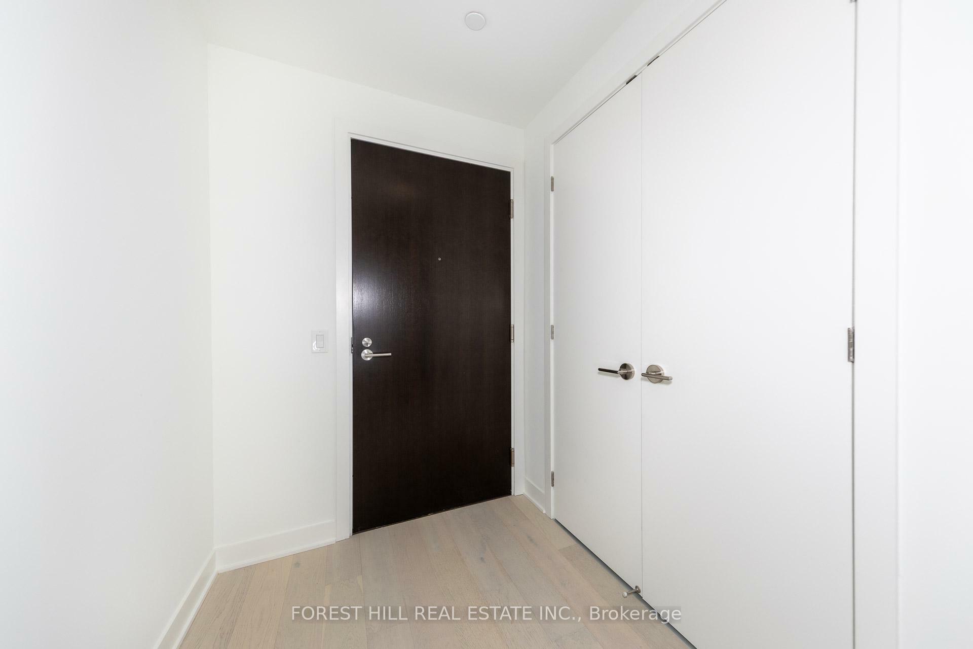 Property Photo: 11 Yorkville Avenue 3703 ON M4W 1L2