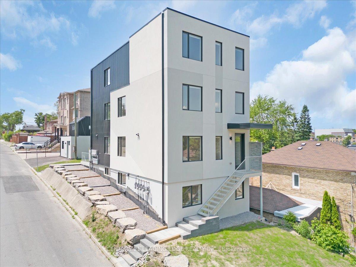Property Photo: 10 Summit Avenue 2 ON M6E 1X4