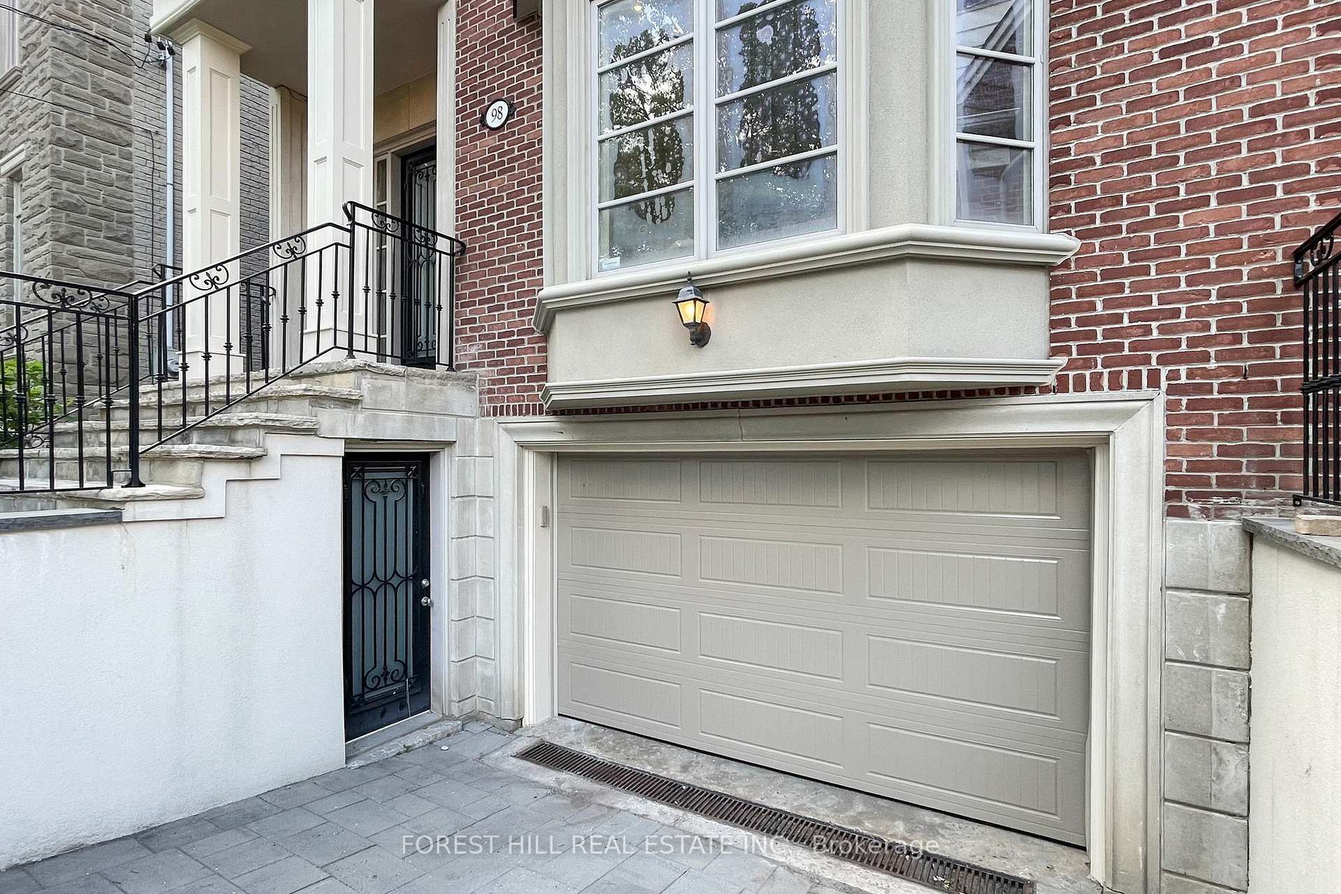Photo de la propriété: 98 Parkview Avenue ON M2N 3Y5