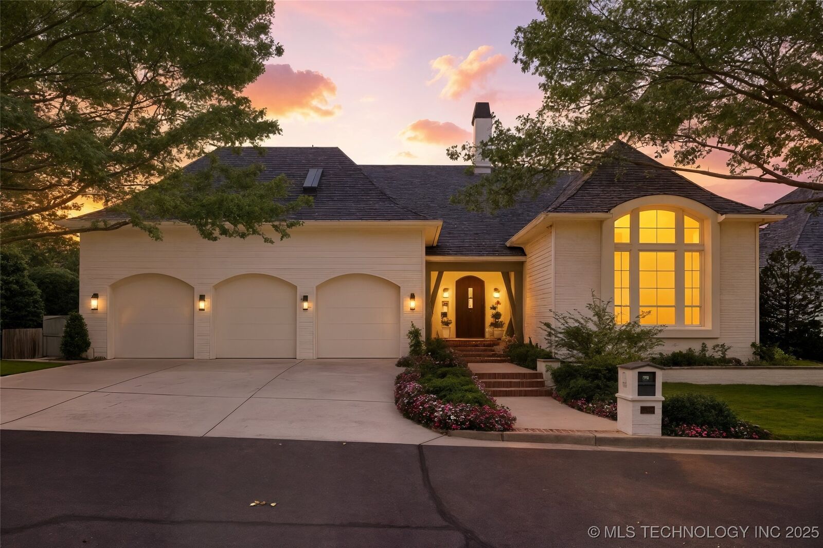 Property Photo: 2524 E 66th Place OK 74136