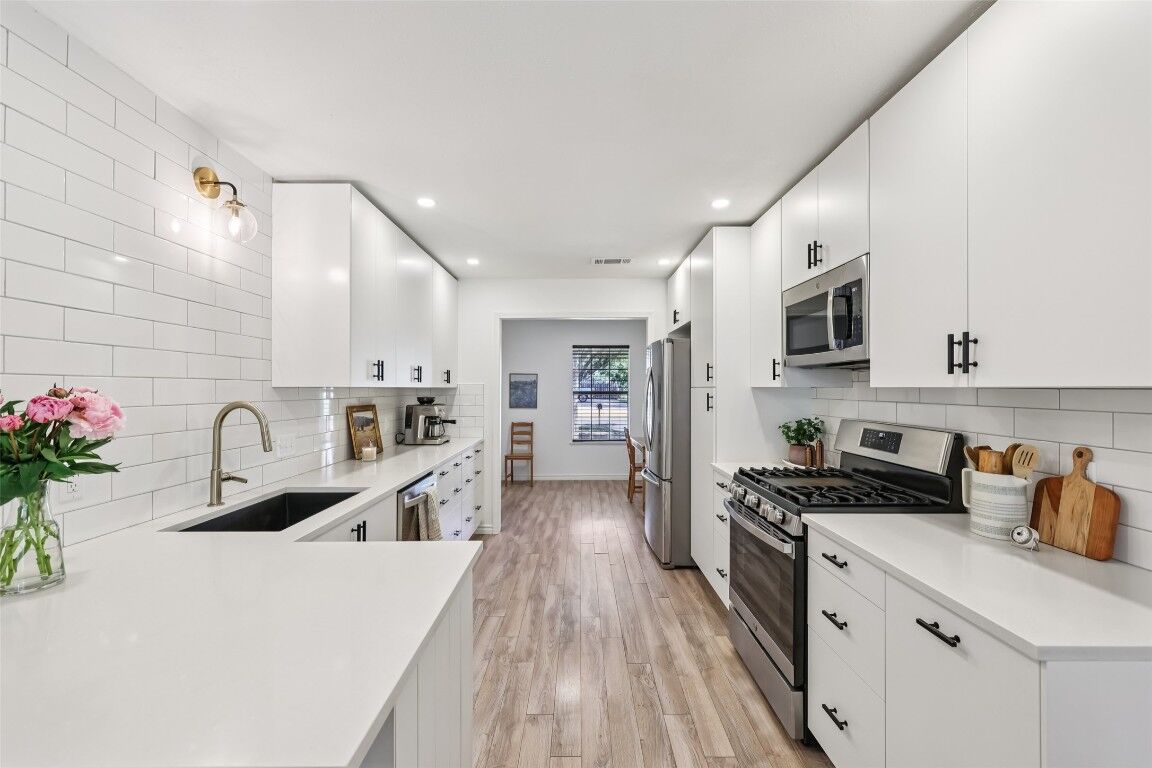 Property Photo: 2305 Gladnell Street TX 76574