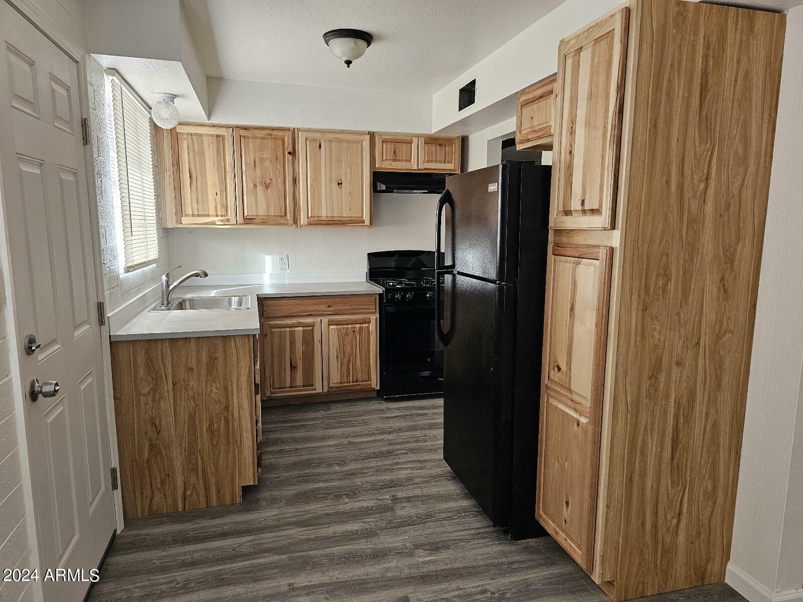 Property Photo: 2401 N Amarillo Street 2 AZ 85122