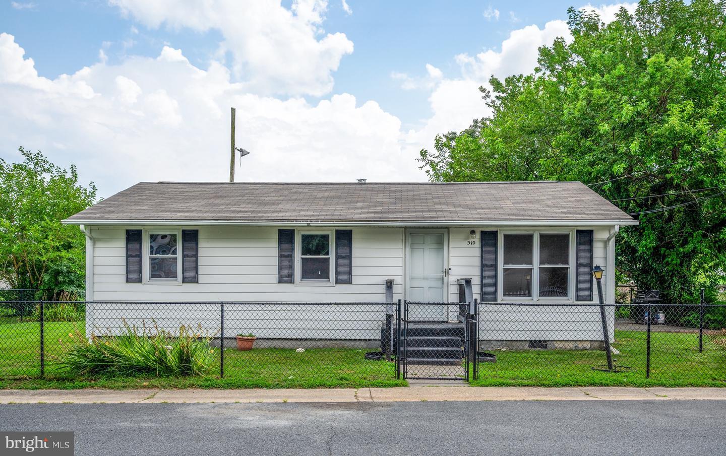 Property Photo: 310 Franklin Street VA 22443