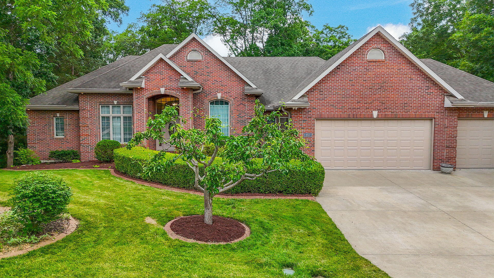 Property Photo: 203 Foxwood Ct MO 65203