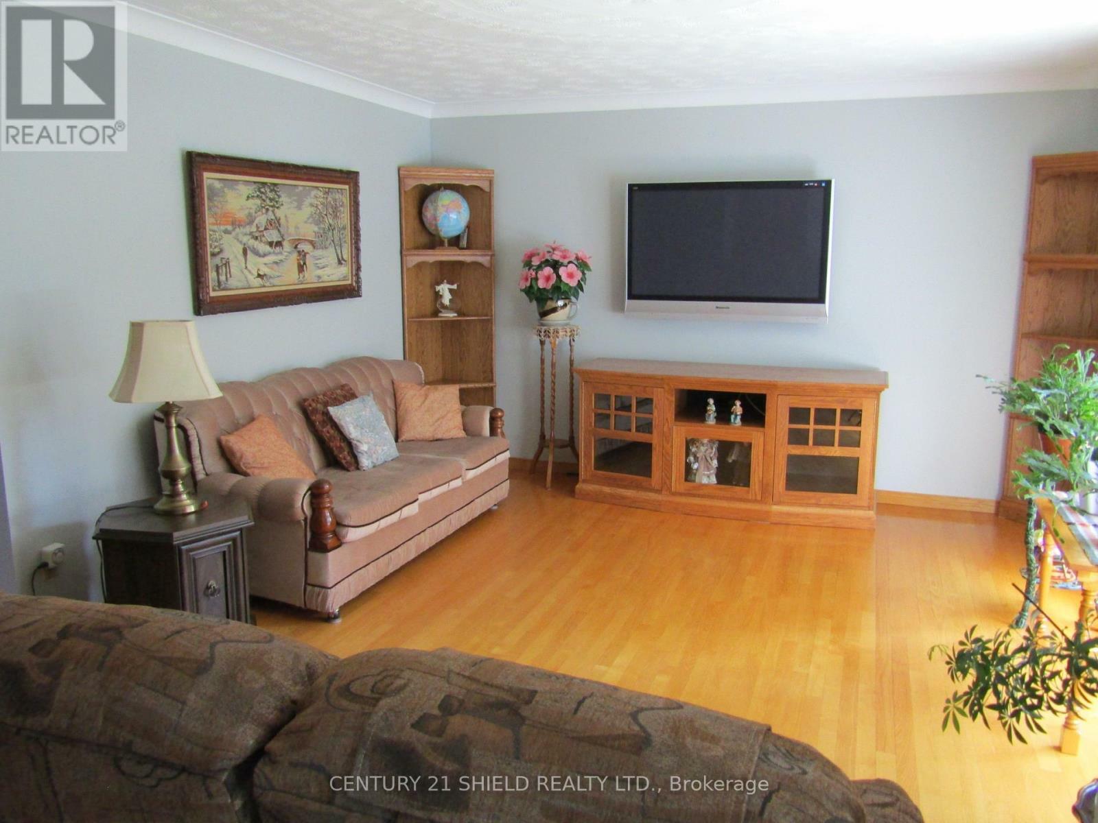 Property Photo: 1921 Concorde Avenue ON K6H 6M3