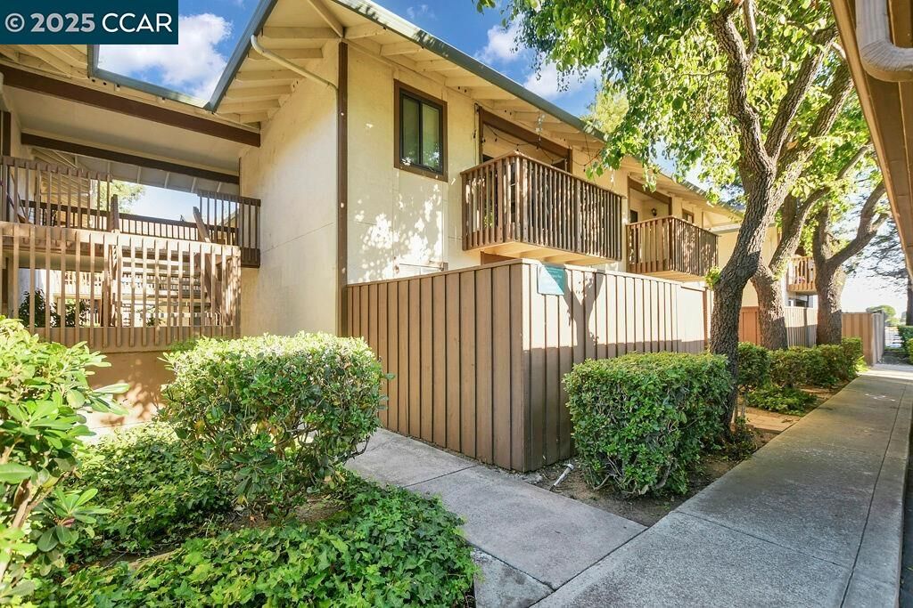 Property Photo: 1701 Mahogany Way 40 CA 94509