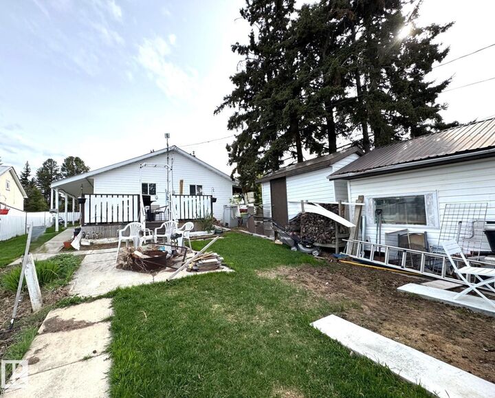Property Photo: 5012 48 Avenue AB T0E 0T0