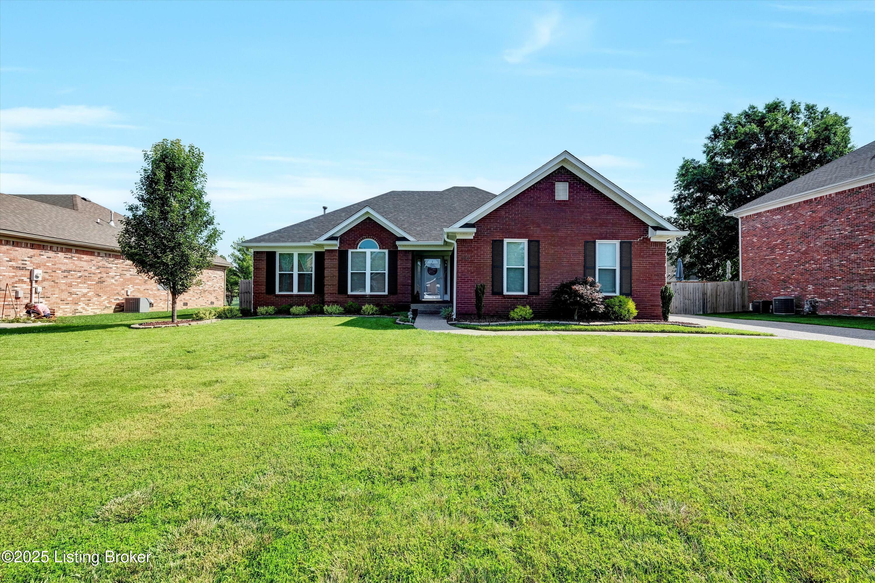 Property Photo: 624 Circle Valley Dr KY 40229