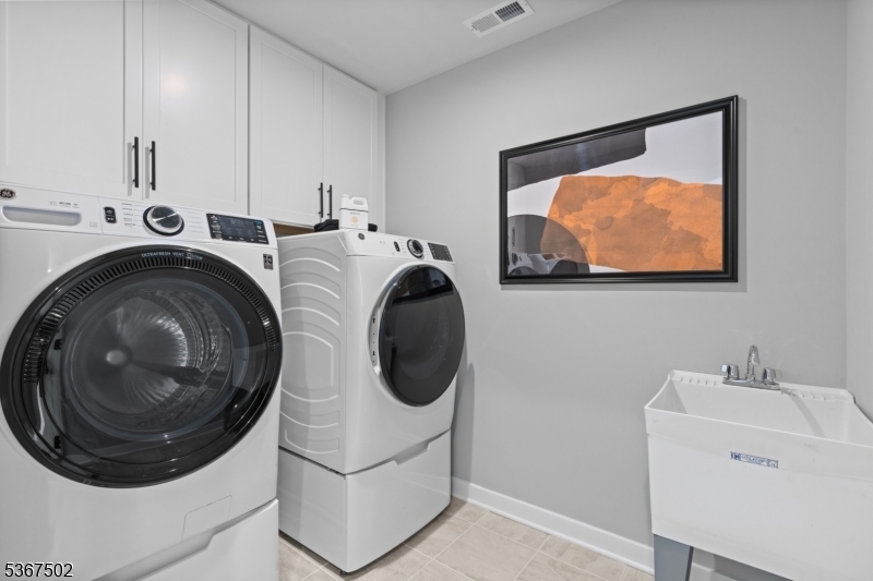 Property Photo:  14 Glacier Way  NJ 08867 