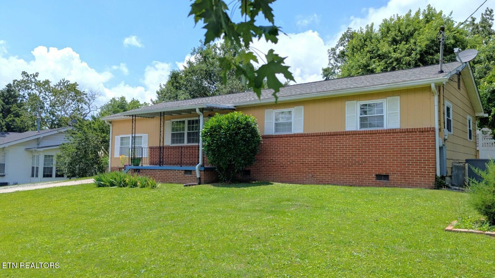 Property Photo: 915 E Inskip Drive TN 37912