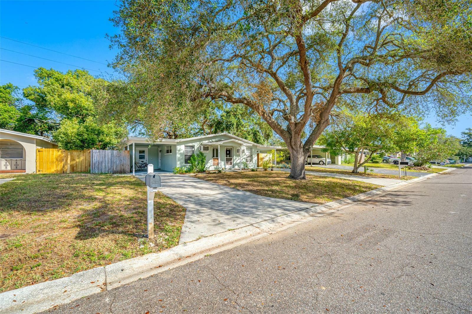 Property Photo: 618 Dogwood Court FL 34698