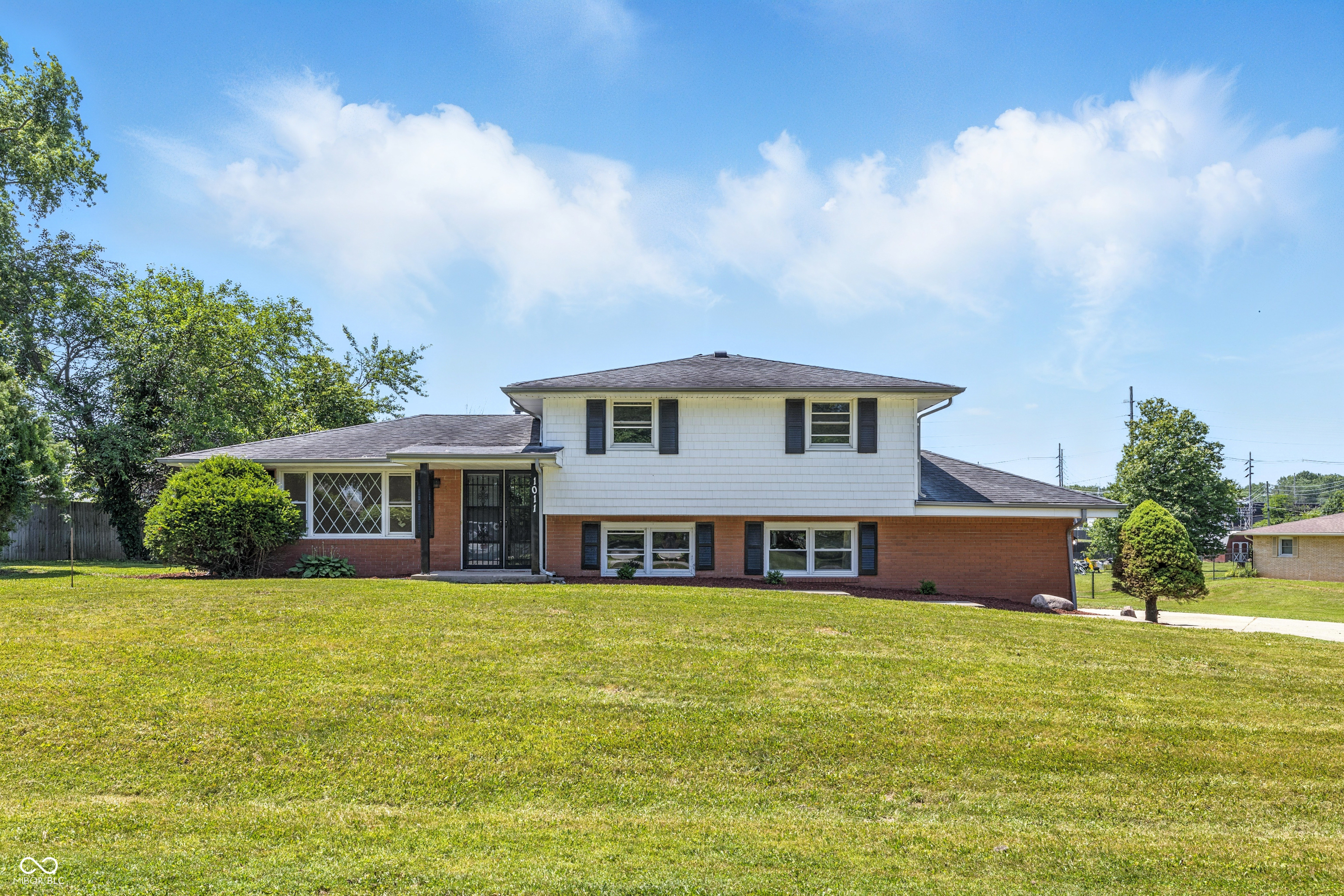 Property Photo: 1011 Robin Drive IN 46013