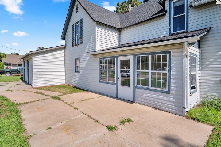 Property Photo: 518 S Gildersleeve St KS 67460