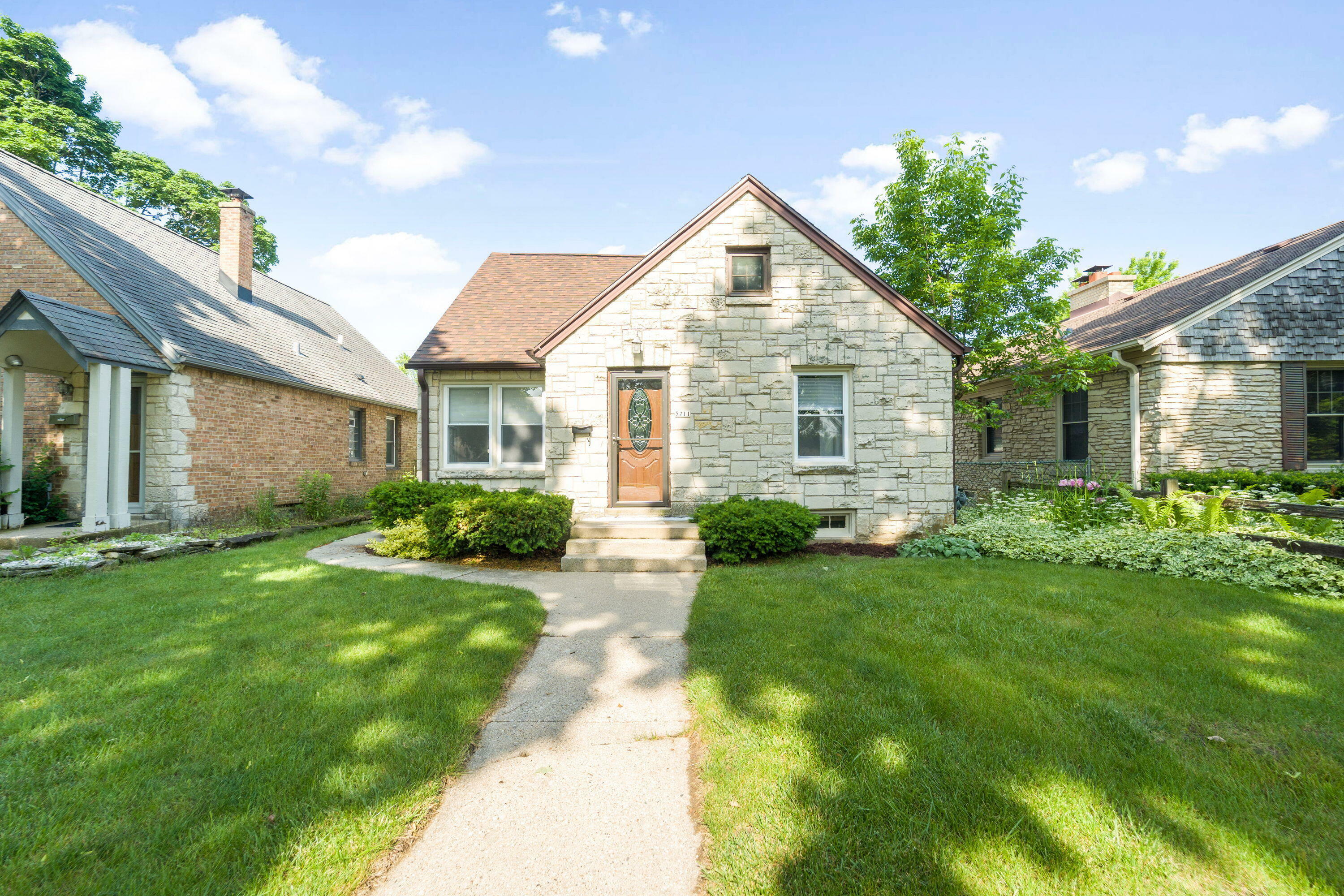 Property Photo: 5711 N Braeburn Ln WI 53209