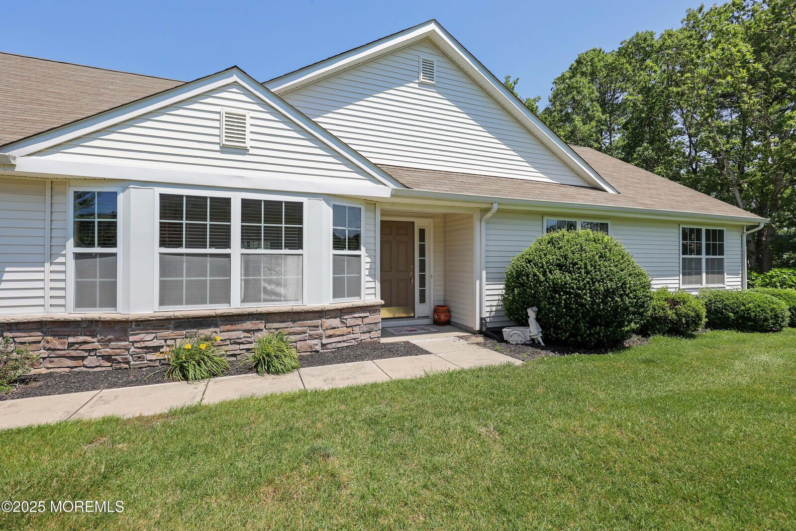 Property Photo:  14 Winding River Court  NJ 08701 