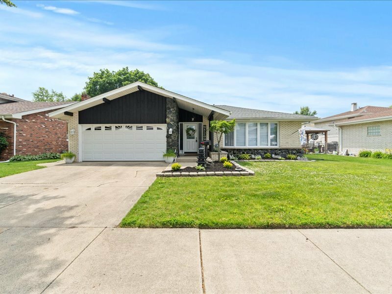 Property Photo:  9526 S Kilbourn Avenue  IL 60453 