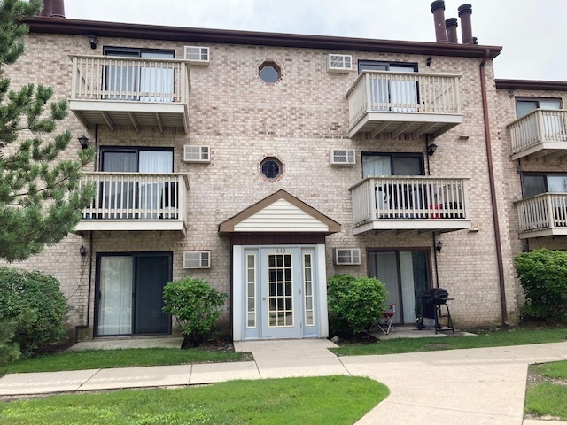 Property Photo: 442 E Osage Lane 3A IL 60067