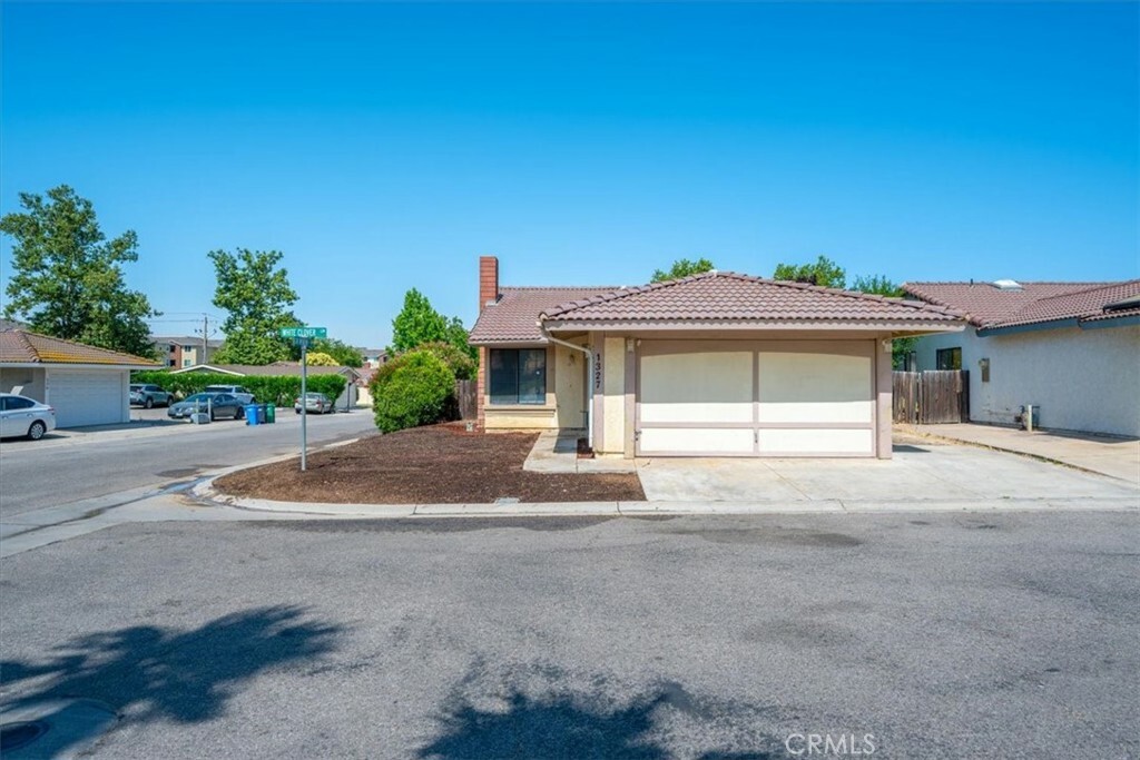 Property Photo: 1327 White Clover Lane CA 93446