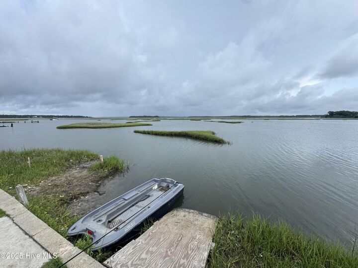 Property Photo:  121 Cedar Point Boulevard  NC 28584 