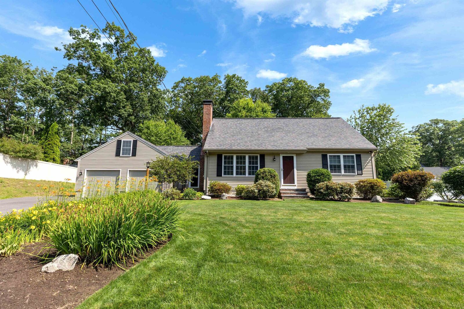 Property Photo: 401 Woodcrest Court NH 03109