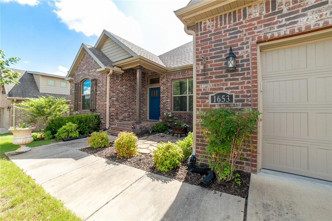 Property Photo: 1653 S Laurel Landing AR 72701