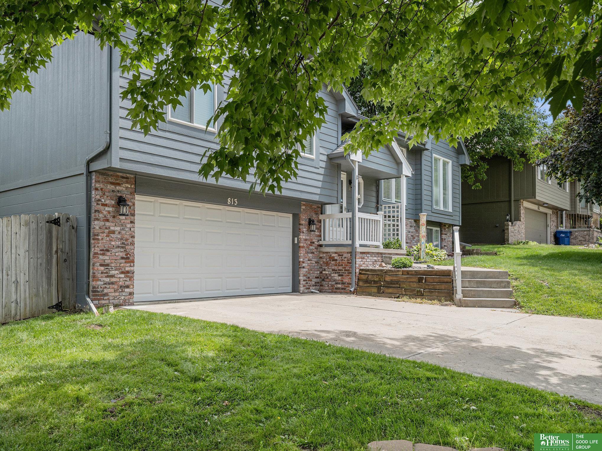 Property Photo: 813 Auburn Lane NE 68046