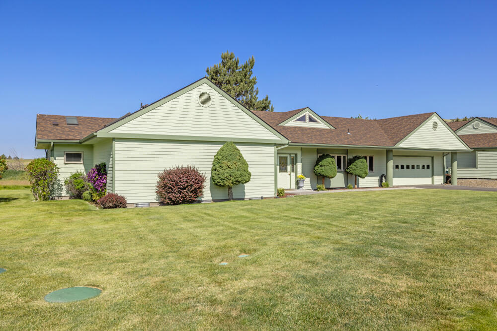 Property Photo: 3414 Shield Crest Dr. Drive OR 97603