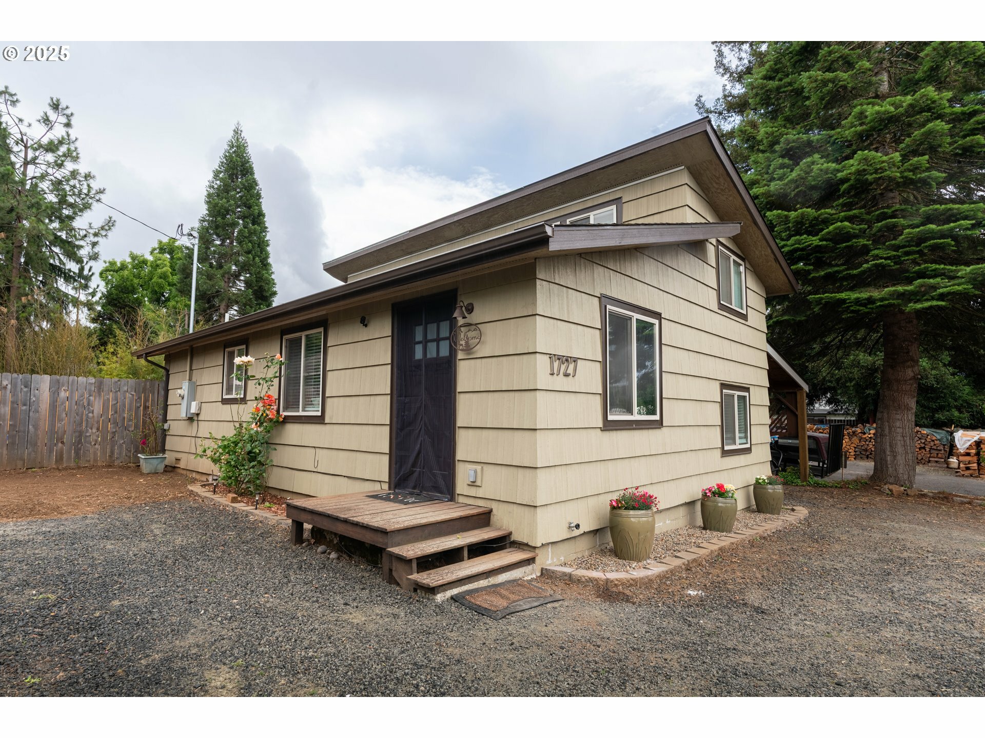 Property Photo: 1727 E Washington Ave OR 97424
